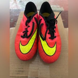 NIKE Cleats JR HYPERVENOM PHELON FG Bright Crimson/Volt 599062 Sz 5.5 Youth